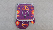 Load image into Gallery viewer, Oven Mitt Sets Medicine Wheel In A Few Different Colours
