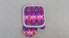 Load image into Gallery viewer, Oven Mitt Sets Medicine Wheel In A Few Different Colours
