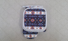 Load image into Gallery viewer, Oven Mitt Sets Medicine Wheel In A Few Different Colours
