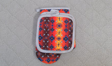 Load image into Gallery viewer, Oven Mitt Sets Medicine Wheel In A Few Different Colours

