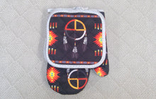 Load image into Gallery viewer, Oven Mitt Sets Medicine Wheel In A Few Different Colours
