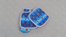 Load image into Gallery viewer, Oven Mitt Sets Medicine Wheel In A Few Different Colours
