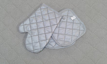 Load image into Gallery viewer, Oven Mitt Sets Medicine Wheel In A Few Different Colours
