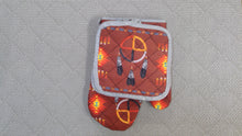 Load image into Gallery viewer, Oven Mitt Sets Medicine Wheel In A Few Different Colours
