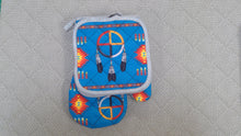 Load image into Gallery viewer, Oven Mitt Sets Medicine Wheel In A Few Different Colours
